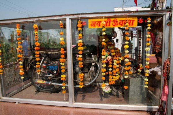 49you美图趣事 - 在印度这个神奇的国度，居然有人向摩托车祈祷