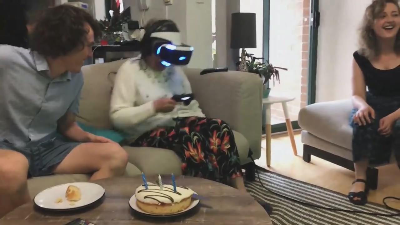49you美图趣事 - 80岁奶奶玩VR吓得混淆虚拟与现实 摘头盔后真开枪