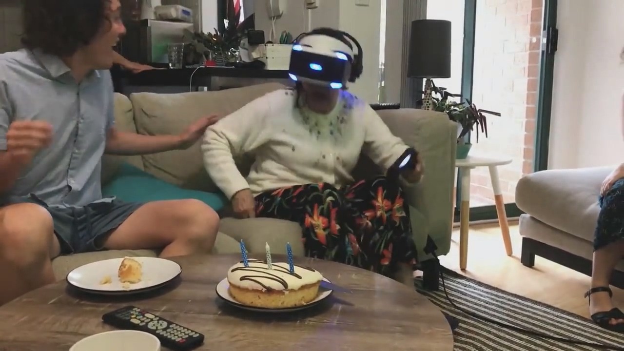 49you美图趣事 - 80岁奶奶玩VR吓得混淆虚拟与现实 摘头盔后真开枪